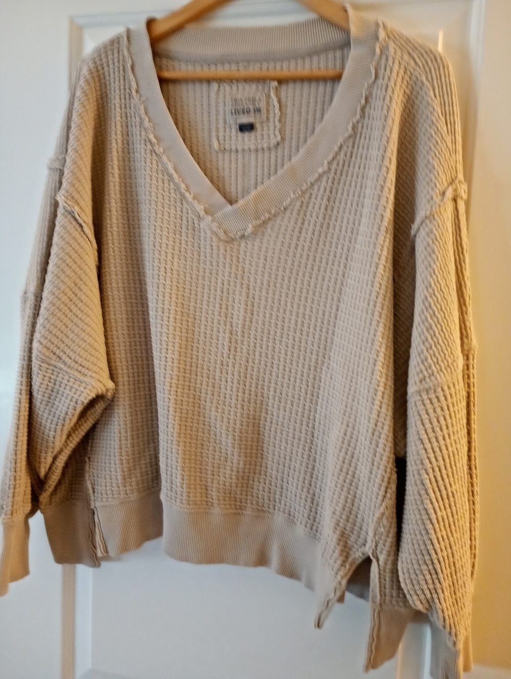 American Eagle ~ Cream/Tan "Seriously Lived-In" V-Neck Waffle Knit Sweater (L)